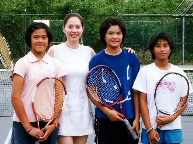 开云体育官网-她是中国体坛叛徒,赴美比赛却临阵脱逃入美籍,如今高调回国捞金|胡娜|网球|美国|画展|大义_新浪体育_新浪新闻