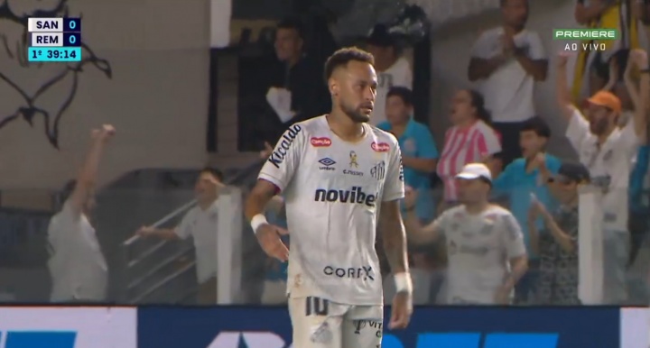 开云体育app-心里有火！内马尔妙传送助攻后表情严肃，队友用手指他的方向庆祝