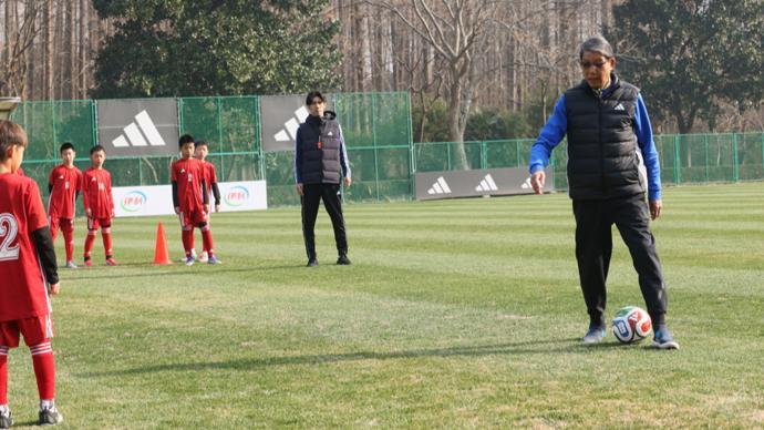 开云体育官网-根宝足球基地迎“首位接班人”，吕文君退役转型挂帅海港“一生一世队”