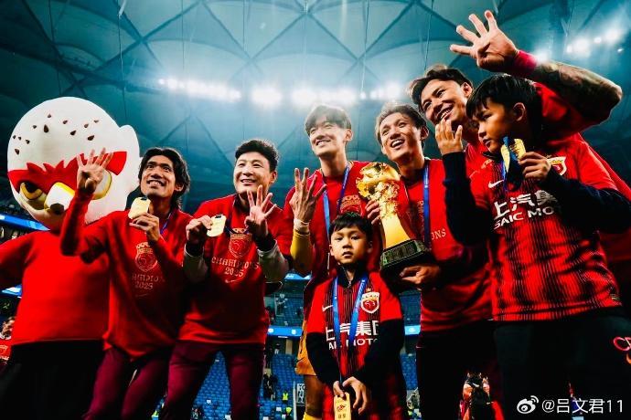 开云体育官网-根宝足球基地迎“首位接班人”，吕文君退役转型挂帅海港“一生一世队”