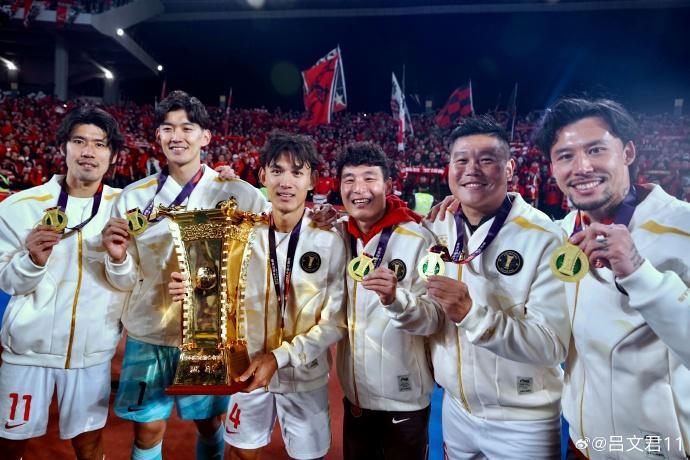 开云体育官网-根宝足球基地迎“首位接班人”，吕文君退役转型挂帅海港“一生一世队”