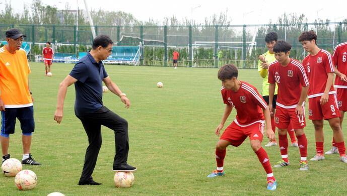 开云体育官网-根宝足球基地迎“首位接班人”，吕文君退役转型挂帅海港“一生一世队”